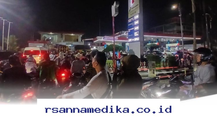 Antrean Panjang di SPBU Medan Bikin Pengendara Kalap!