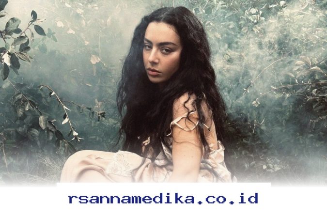 Mengapa Lagu "360" dari Charli xcx Jadi Hymne Baru Para Wanita yang Ciptakan Tren?