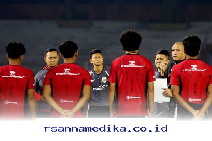 Mengapa Seragam Timnas U20 Indonesia Bukan Sekadar Pakaian? Nova Arianto Ungkap Filosofi Mendalam di Baliknya!